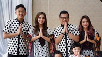 Nah yang ini gaya lebarannya keluarga Asix. Foto: Lebaran Artis (Instagram)