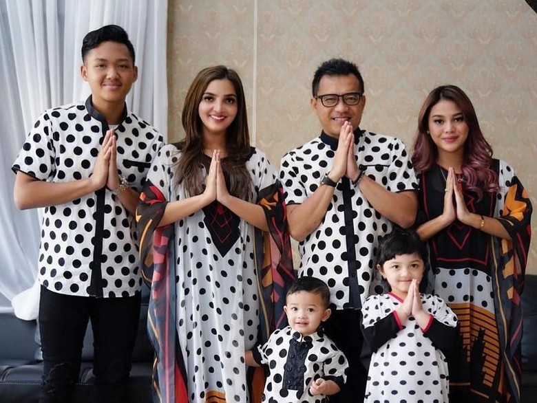 Foto Bareng Keluarga, Kaki Aurel Hermansyah Jadi Sorotan