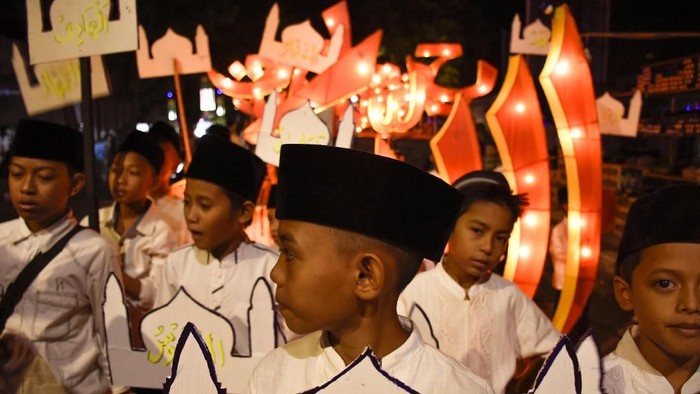 Sejumlah anak mengikuti takbir keliling di jalan  protokol Mataram, NTB, Kamis (14/6). Takbiran dilaksanakan dalam rangka menyambut Idulfitri 1439 H yang jatuh pada Jumat (15/6) sesuai dengan ketetapan pemerintah. ANTARA FOTO/Ahmad Subaidi/kye/18.