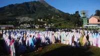 Warga melaksanakan salat Id di lereng gunung Merapi (Foto: Dok. ANTARA FOTO/Aloysius Jarot Nugroho)