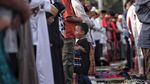 Anak-anak dan Keceriaan Salat Id di Pelabuhan Sunda Kelapa