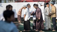 Mantan Menteri Agama Suryadharma Ali juga tampak salat di Lapas Sukamiskin (Foto: Dok. ANTARA FOTO/M Agung Rajasa)