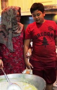 Intip Keasyikan Mbak Tutut Masak Ayam Daun Melinjo