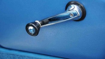 Pengguna mobil zaman dulu pun harus berjuang membuka kaca karena belum elektrik. Masih engkol seperti ini. Foto: Istimewa