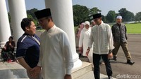 Anies Baswedan dan Sandiaga Uno sempat disoraki saat mendatangi open house Presiden Jokowi di Istana Bogor. Anies berkomentar dia justru menyalami yang menyorakinya itu satu per satu. Sedangkan Sandiaga meminta momen itu tak dibesar-besarkan.  (Foto: Ray Jordan/detikcom)