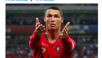 Messi mengatakan semua orang bisa mencetak penalti yang langsung dipersilakan Ronaldo. Ternyata dia gagal. Foto: istimewa