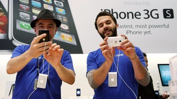 Pegawai Apple Store mengutak atik iPhone 3GS. Foto: Getty Images