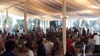 Hingga pukul 17.00 WIB sudah ada ratusan tamu yang datang.