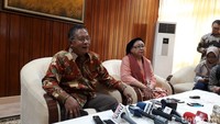 Darmin sendiri bercerita bahwa dia baru sempat menggelar open house di hari kedua Lebaran ini. Sebab pada hari pertama, ia banyak melakukan kegiatan di luar, contohnya berkunjung ke acara Presiden Jokowi di Bogor.