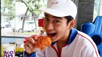 Walau berbadan tegap, jebolan Idola Cilik 2008 ini doyan makan fast food. Ayam goreng pedas dengan seporsi nasi dan satu buah soft drink jadi pilihannya. Foto: Instagram biooone