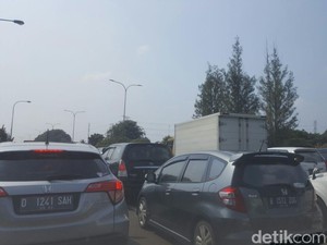 Tol Jakarta-Cikampek Macet Akibat Antrean di 2 Rest Area