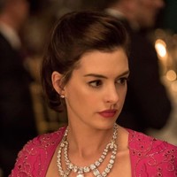 Film Oceans 8 yang sudah beredar di Tanah Air sejak pekan lalu mentengahkan aksi segerombolan perempuan mencuri kalung berlian tersohor milik rumah perhiasan Cartier. Diceritakan, kalung  Jeanne Toussaint yang dipakai karakter Anne Hathaway menjadi sasaran Sandra Bullock, dkk. Mungkin Anda bertanya, kalung tersebut fakta atau fiksi belaka? Jawabannya, fakta. (Foto: Dok. Warner Bros Pictures)