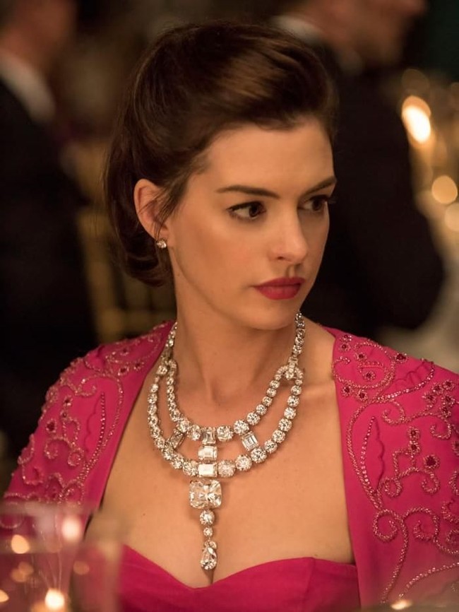 Film Oceans 8 yang sudah beredar di Tanah Air sejak pekan lalu mentengahkan aksi segerombolan perempuan mencuri kalung berlian tersohor milik rumah perhiasan Cartier. Diceritakan, kalung  Jeanne Toussaint yang dipakai karakter Anne Hathaway menjadi sasaran Sandra Bullock, dkk. Mungkin Anda bertanya, kalung tersebut fakta atau fiksi belaka? Jawabannya, fakta. (Foto: Dok. Warner Bros Pictures)
