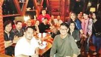 Pelantun lagu Tak Sempurna ini tampaknya senang makan sambil berkumpul. Dari semua foto kulinerannya, Once tak pernah terlihat menyantap makanan sendiri.  Foto: Instagram @oncemekelofficial