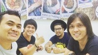 Wedang ronde jadi pilihan kami untuk menutup aktifitas hari ini, tulis Once pada captions fotonya. Kali ini Once habis konser di Solo. Foto: Instagram @oncemekelofficial