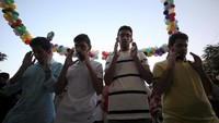 Umat muslim di Mesir merayakan Idul Fitri hari ini. Salat id pun diikuti oleh umat muslim denga khusyuk. (Foto: REUTERS/Mohamed Abd El Ghany)