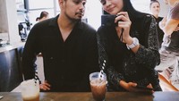  Romantisnya Petra dan sang istri, ketika menikmati minuman bersama di sebuah kafe ketika mereka berlibur. Foto: Instagram @petra_sihombing