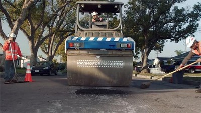 Cara Unik Perbaiki Jalan Rusak di AS