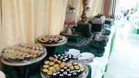 Kue-kue kecil juga disajikan bagi para tamu.