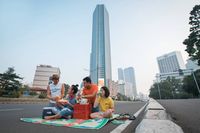 Unik! Piknik hingga Nyetrika di Tengah Jalan Ibu Kota yang Kosong