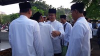 Begitu tiba, Anies langsung menyapa puluhan warga yang telah berada di makam.
