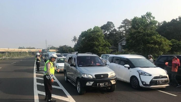Macet di Puncak, Bogor, dan penanganannya (Dok @TMCPolresBogor)