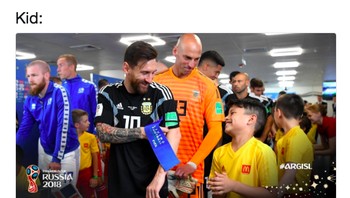Messi di sini digambarkan berkata akan mencetak lebih banyak gol dibanding Cristiano Ronaldo. Ia pun ditertawakan oleh sang anak karena gagal mencetak gol, bahkan dari titik penalti. Foto: istimewa