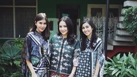 Ia juga berpose mengenakan seragam lebaran bersama kakak ipar dan kakanya, Nagita Slavina dan Nisya Saadia. Foto: dok. Instagram Syahnaz Sadiqah