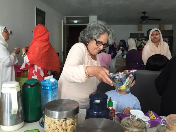 Setelah itu, WNI dan warga Muslim lain berkumpul dan makan-makanan khas Indonesia (Istimewa/Puspita)