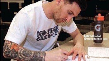 Messi menulis surat ke Ronaldo meminta tolong tentang bagaimana mencetak gol lewat titik putih. Foto: istimewa