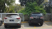 Baru-baru ini Mazda CX-5 dan Toyota Fortuner terlihat parkir tak sesuai garis. Harusnya tempat parkir bisa diisi tiga mobil malah hanya dua mobil. Foto: dok. instagram zaandiicee
