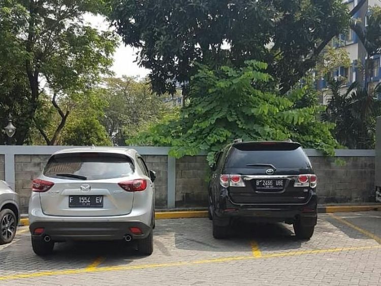Duh, Menyebalkan! Ini Nih Mobil-mobil yang Bikin Parkiran Sempit