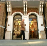 Lantas, ukurannya diperkecil sekitar 15-20 persen dari kalung aslinya. Awalnya, kalung tersebut memang didesain untuk pria. (Foto: Getty Images)