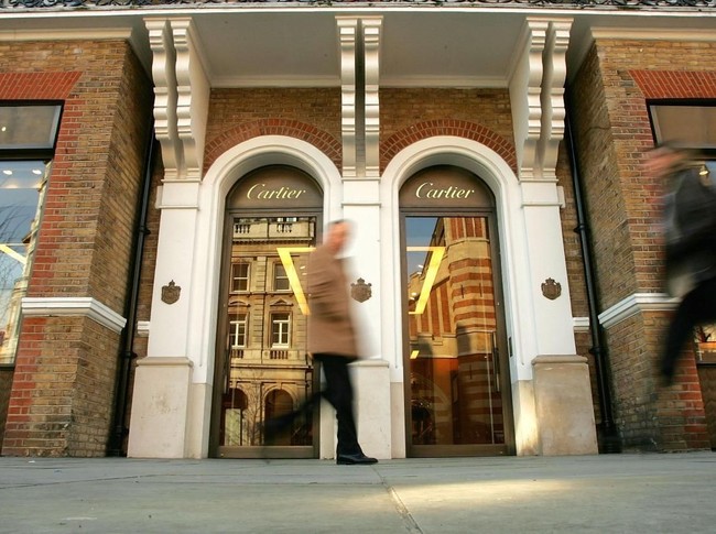 Lantas, ukurannya diperkecil sekitar 15-20 persen dari kalung aslinya. Awalnya, kalung tersebut memang didesain untuk pria. (Foto: Getty Images)