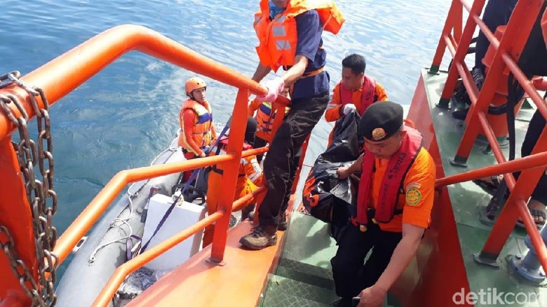 Korban Tewas Kapal Tenggelam di Makassar Jadi 17 Orang Korban Tewas Kapal Tenggelam di Makassar Jadi 17 Orang
