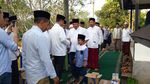Foto: Anies Halalbihalal dengan Warga di Makam