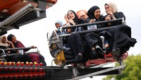 Ada juga yang menikmati wahana permainan di lokasi itu. (Foto: REUTERS/Henry Nicholls)