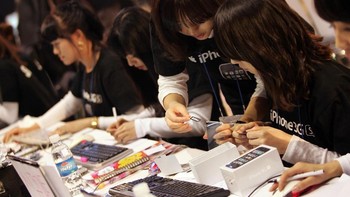 Para kasir melayani dengan sabar para pembeli iPhone 3GS di Korea Selatan. Foto: Getty Images