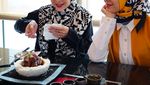 Makin Cantik Saat Berhijab, Intip 10 Gaya Kulineran Ratna Galih