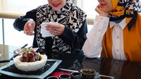  Ratna mengaku inilah pose mupeng alias muka pengennya saat melihat temannya makan. Ada-ada saja! Foto: Instagram @ratnagalih
