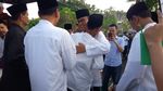 Foto: Anies Halalbihalal dengan Warga di Makam