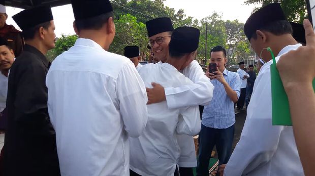 Anies halalbihalal bersama warga di makam / 