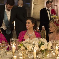 Para artisan tidak semerta-merta menjiplak sesuai desain asli kalung tersebut. Agar pas di leher Anne Hathaway, pemeran Daphne Kluger dalam film sekuel Oceans Thirteen itu, kalung diukur secara mendetail sesuai proporsi tubuh sang aktris. (Foto: Dok. Warner Bros Pictures)