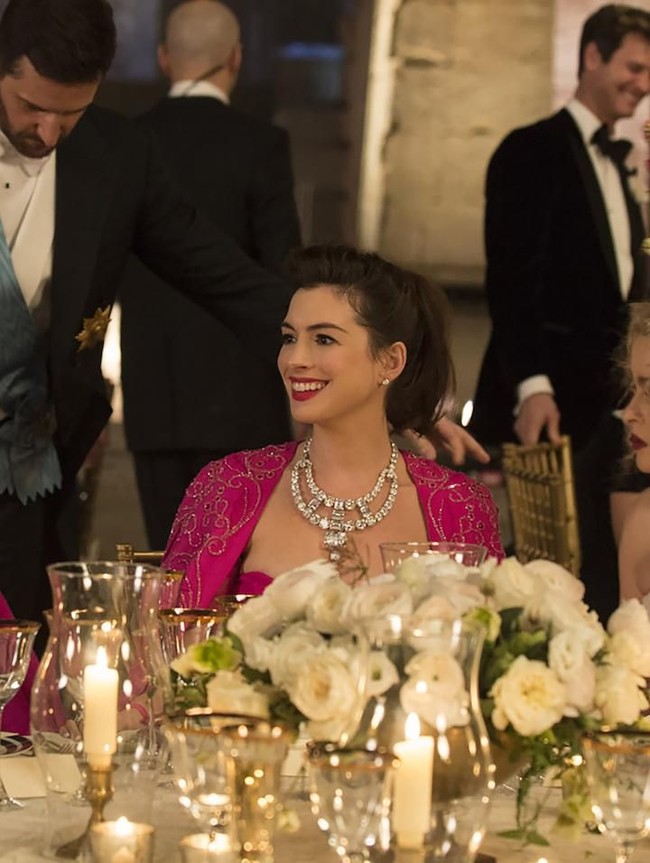 Para artisan tidak semerta-merta menjiplak sesuai desain asli kalung tersebut. Agar pas di leher Anne Hathaway, pemeran Daphne Kluger dalam film sekuel Oceans Thirteen itu, kalung diukur secara mendetail sesuai proporsi tubuh sang aktris. (Foto: Dok. Warner Bros Pictures)