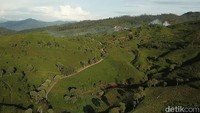 Kamu yang punya drone akan dimanjakan dengan pemandangan hijau yang membentang (Wisma Putra/detikTravel)