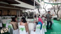 Suasana tampak segar dengan meja-meja dan kursi yang dilapisi kain putih. Darmin mengaku heran pada hari pertama Lebaran kemarin kondisi lalu lintas di Jakarta masih cukup padat. Dia mengaku masih melihat kemacetan di berbagai tempat.