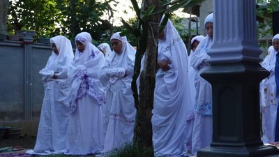 Momen Jemaah Aboge Salat Idul Fitri Hari Ini