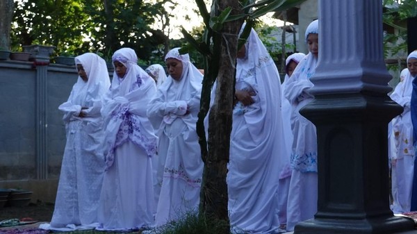 Momen Jemaah Aboge Salat Idul Fitri Hari Ini