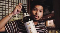 Ketika berlibur ke Jepang, Petra sempat mengabadikan momennya ketika memegang sebotol besar sake khas Jepang. Foto: Instagram @petra_sihombing