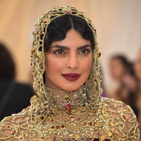 Priyanka Chopra merupakan pemenang Miss World 2000. Sejak itu, ia meniti karier sebagai model dan aktris ternama Bollywood. Namanya makin melambung di dunia akting dengan membintangi serial Amerika Serikat Quantico. (Foto: Getty Images)